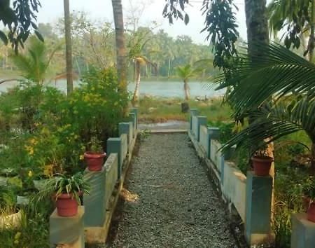 Appartement Dwaraka Munroe à Kollam Extérieur photo