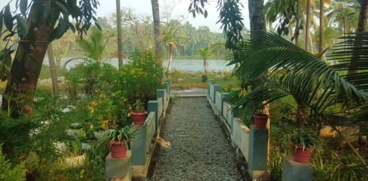 Appartement Dwaraka Munroe à Kollam Extérieur photo